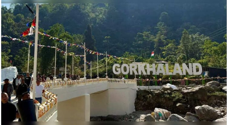 बंगाल सरकार का अल्टिमेटम, पर दार्जिलिंग में स्थानीय लोगों ने मनी पूल से बना दिया 140 फीट लंबा गोरखालैंड पुल