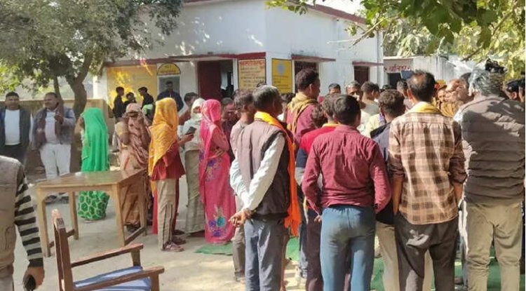 हमीरपुर: बच्चों की जाति पूछ कर बच्चों से मारपीट, सरकारी हायर प्राइमरी स्कूल का मामला, गुस्साए ग्रामीण