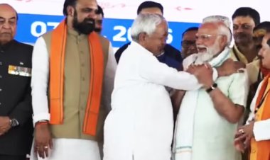 पटना में मोदी-नीतीश की केमिस्ट्री! PM के इशारे पर सम्राट ने नीतीश को बुलाया, फिर मंच पर दिखा याराना