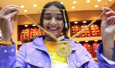 Gold Silver Price Falling: सोना और चांदी में आ गई मंदी, सिर्फ 19 दिनों में आसमान से जमीन पर आए दाम, जानें अभी खरीदें या बेच दें
