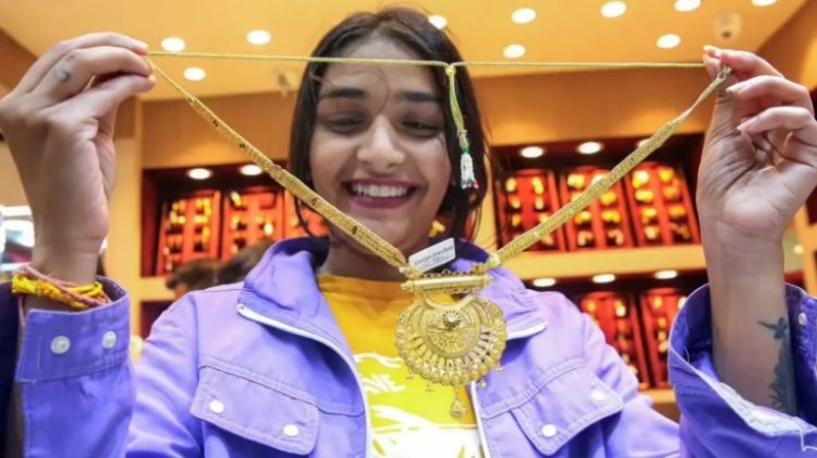 Gold Silver Price Falling: सोना और चांदी में आ गई मंदी, सिर्फ 19 दिनों में आसमान से जमीन पर आए दाम, जानें अभी खरीदें या बेच दें
